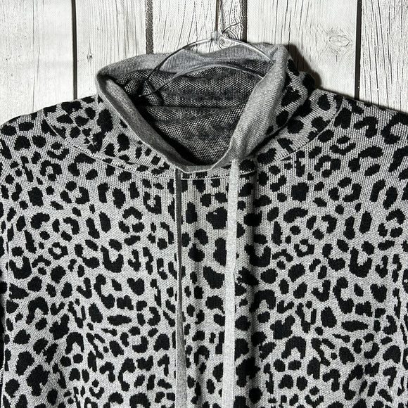 Lisa Rinna Collection Gray Leopard Sweater Size XS - Picture 2 of 8